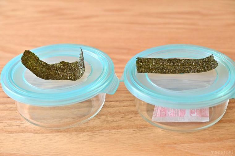 ガラス容器のふたの上に2種類の海苔を置いている