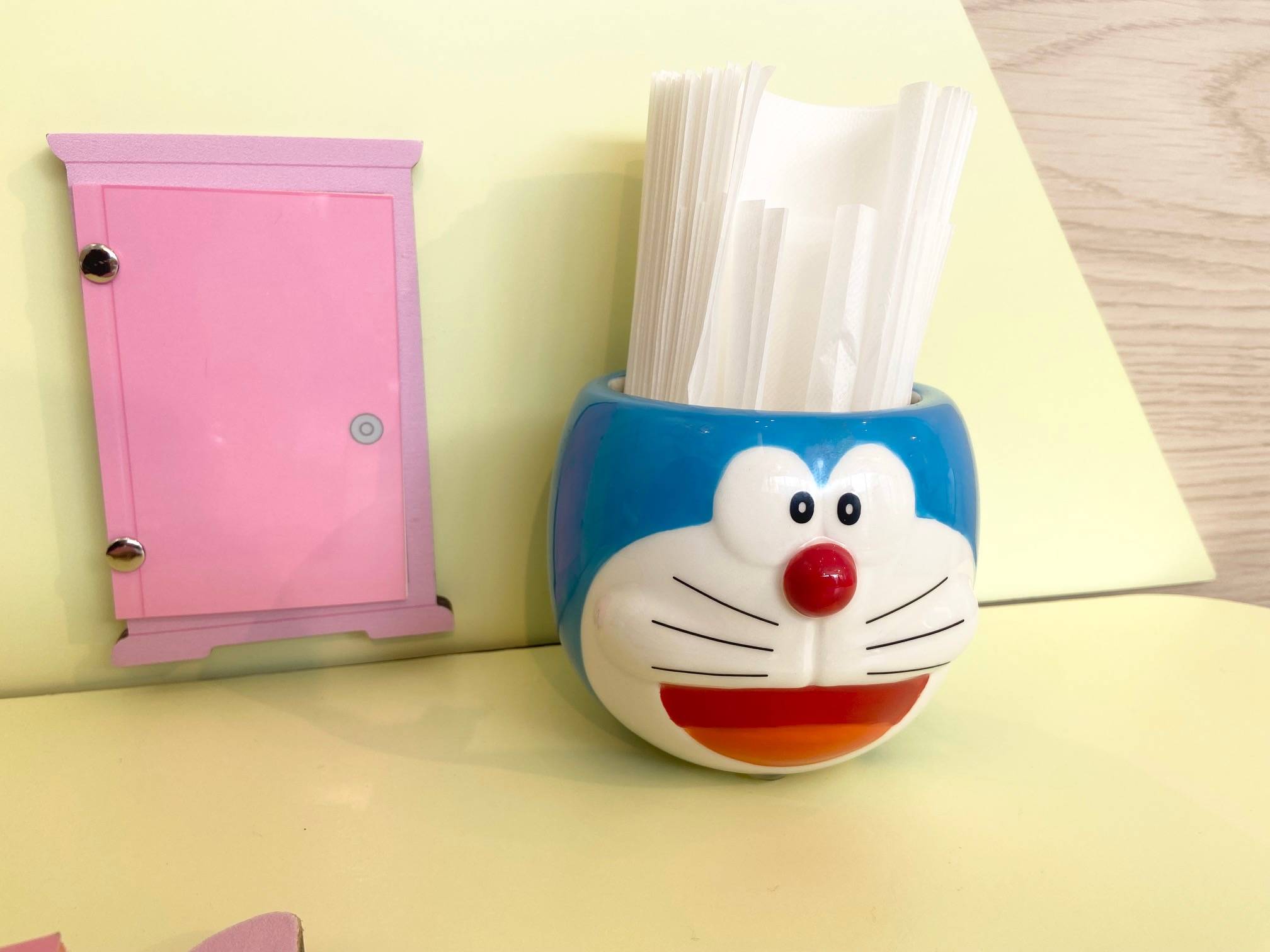 東京】全方位カワイイ…！国民的キャラクターがお出迎え♪「ドラえもん 