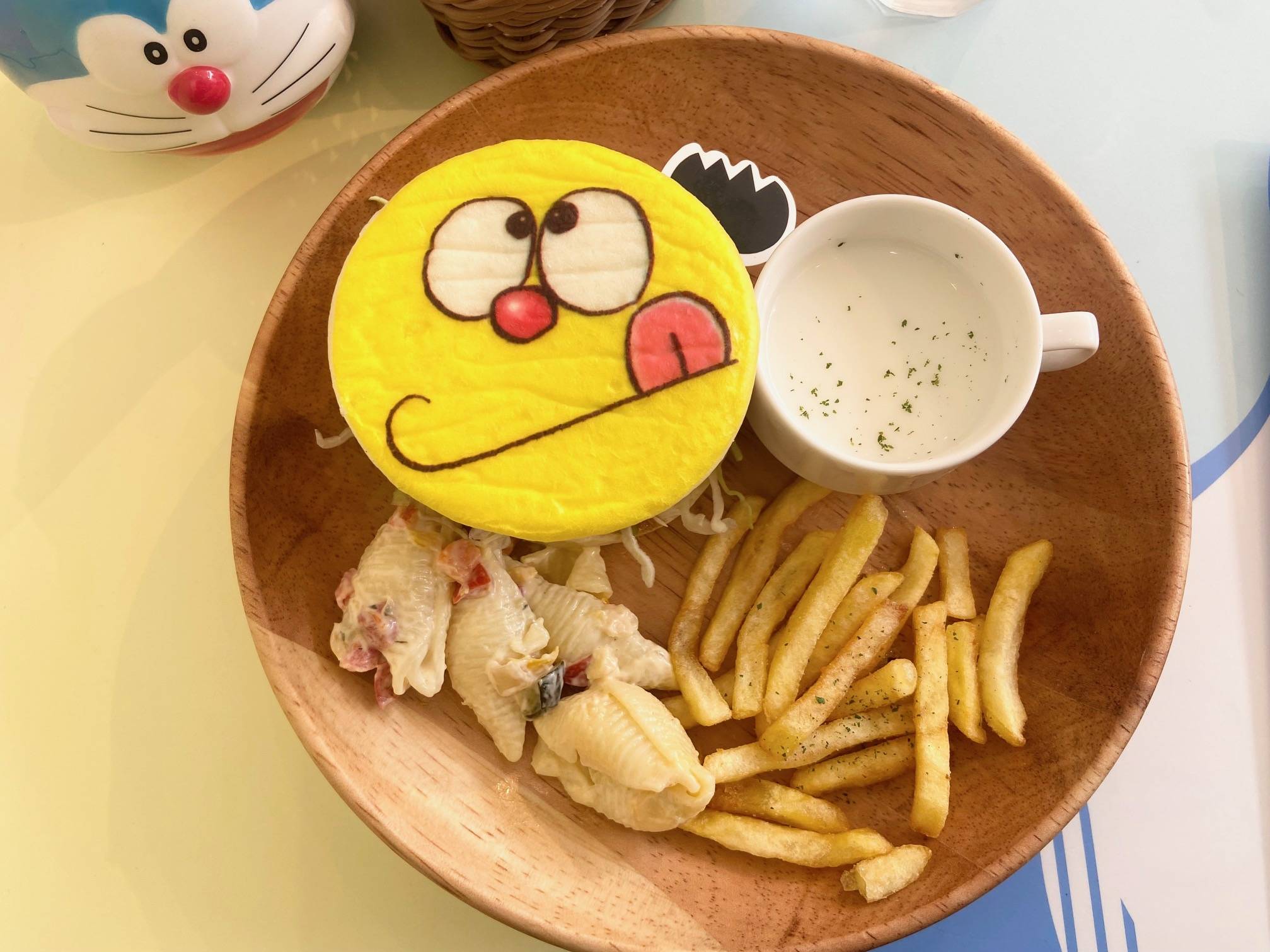 東京】全方位カワイイ…！国民的キャラクターがお出迎え♪「ドラえもん 