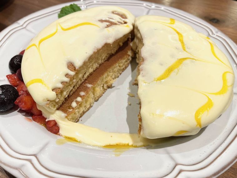 アップルマンゴーレアチーズクリームのホットケーキ