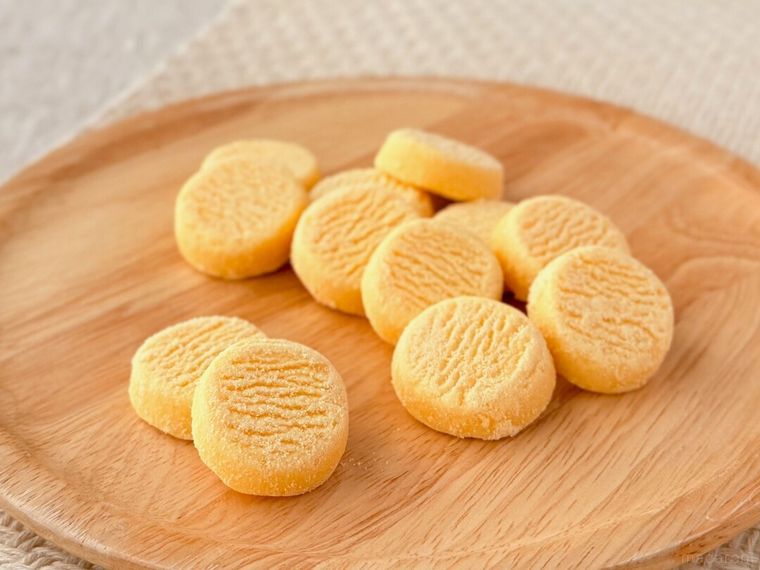 木皿にのったしっとりクッキー ベイクドチーズケーキ