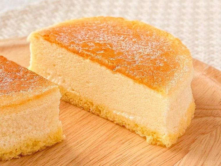 「ふわしゅわ半熟スフレ（のび～るチーズソース入り）」の断面