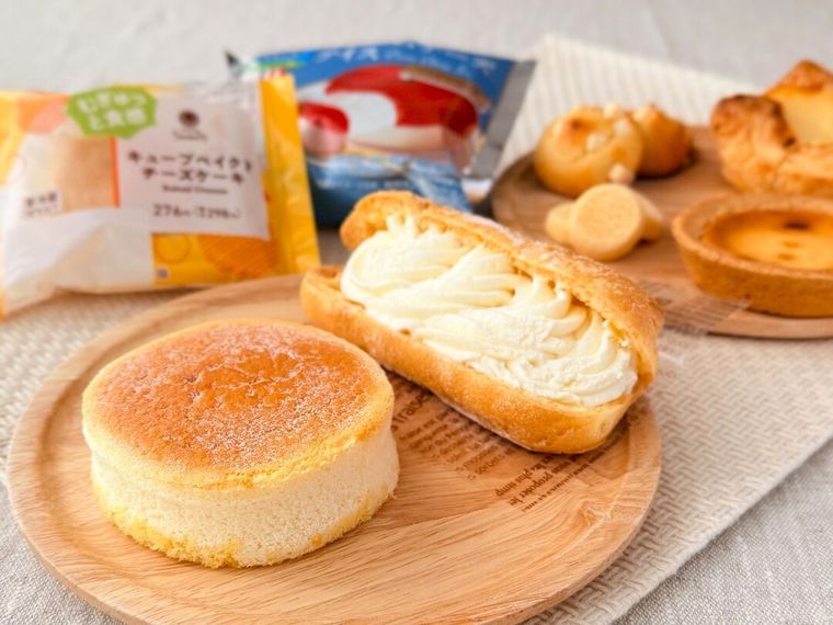 チーズスイーツだらけのパッケージやスイーツが並んでいる様子