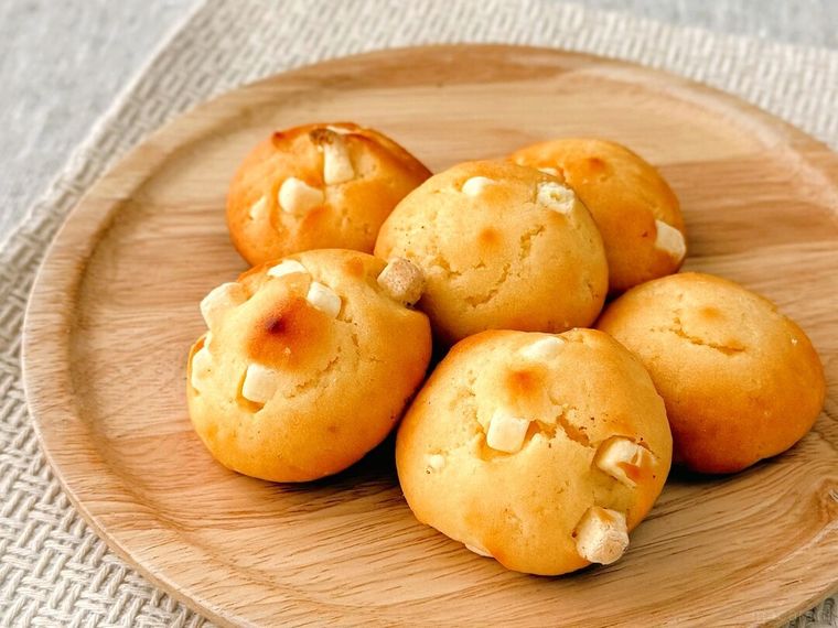 木皿にのった「プチスイートチーズ6個入」