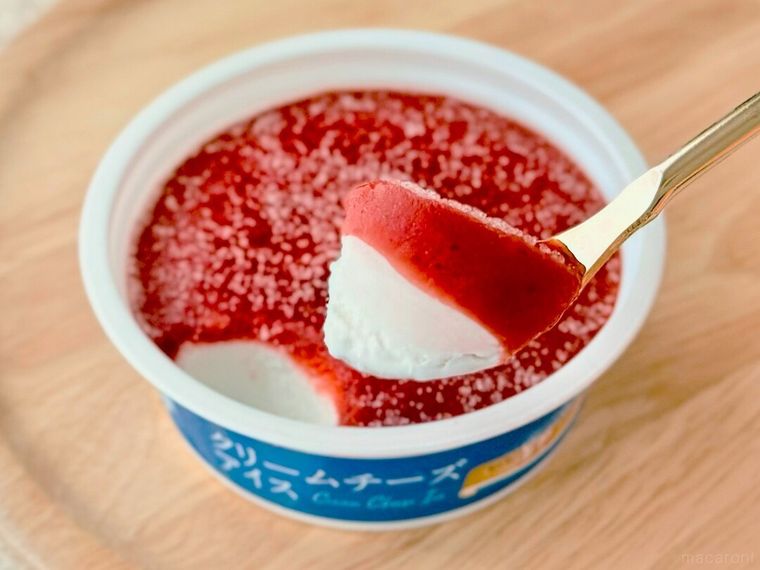クリームチーズアイス Kiriクリームチーズ使用をスプーンですくっている様子