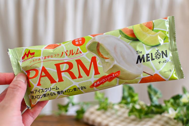 アイスのパッケージを持っているところ