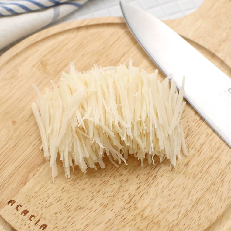 まな板の上で千切りにしたじゃがいも