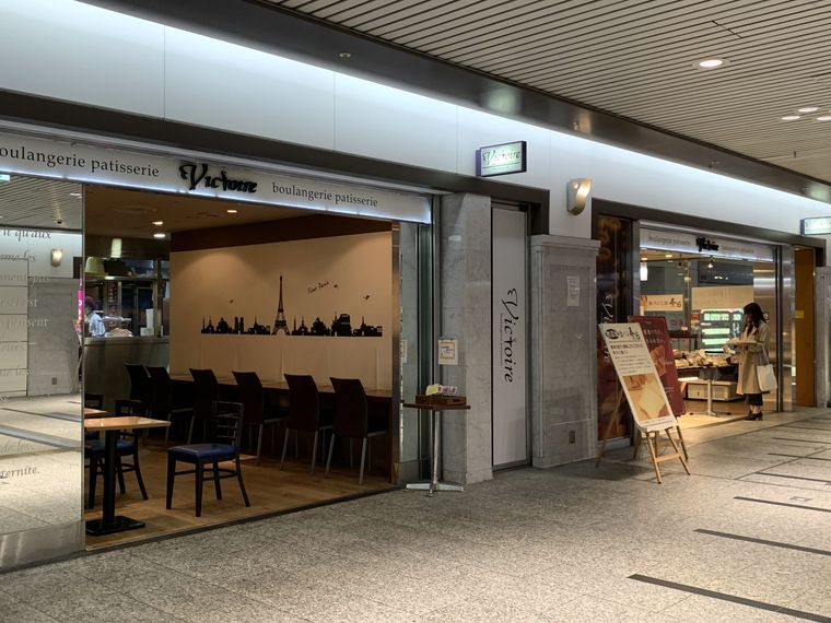 ベーカリーとイートインコーナーが並ぶヴィクトワール 大阪心斎橋本店
