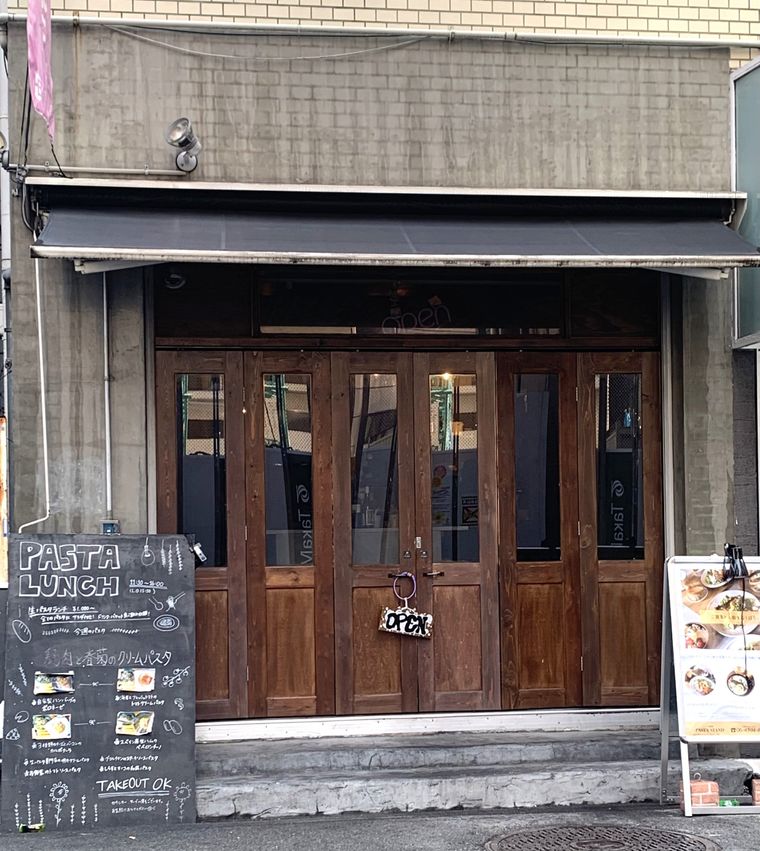 木の扉がおしゃれな生パスタ専門店 パスタスタンド外観