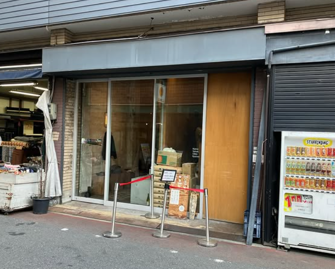ガラス張りでおしゃれな立ち食いうどん店Udon Kyutaro外観