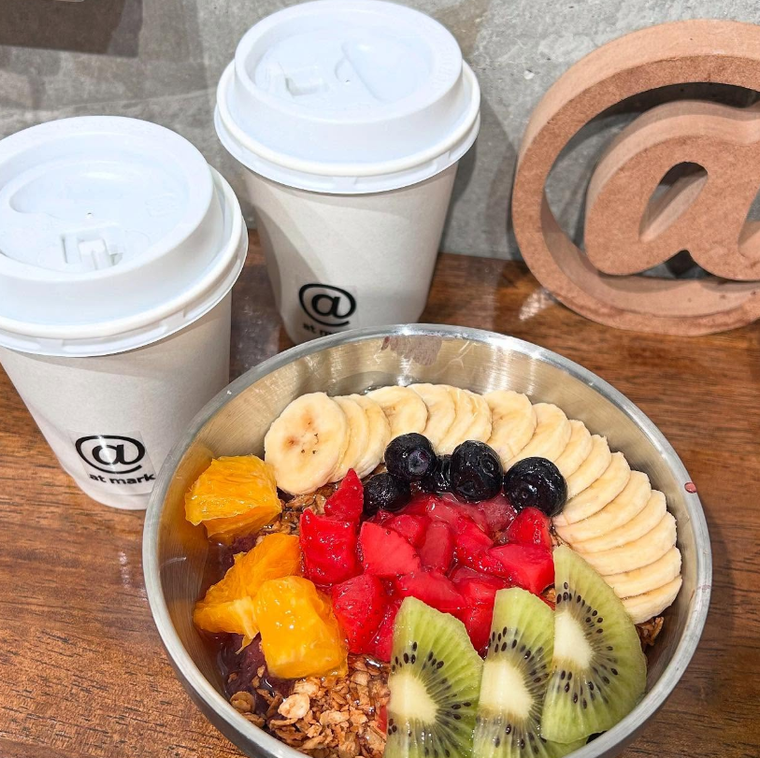 アットマークのカウンターに置いたアサイーボウルとドリンク