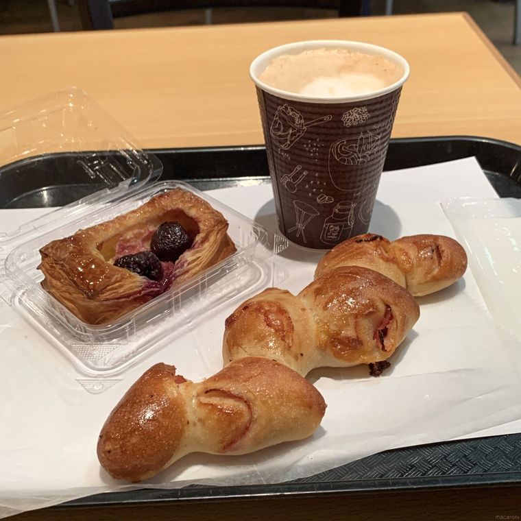 ヴィクトワール 大阪心斎橋本店のパンとカフェラテをトレーにのせた様子