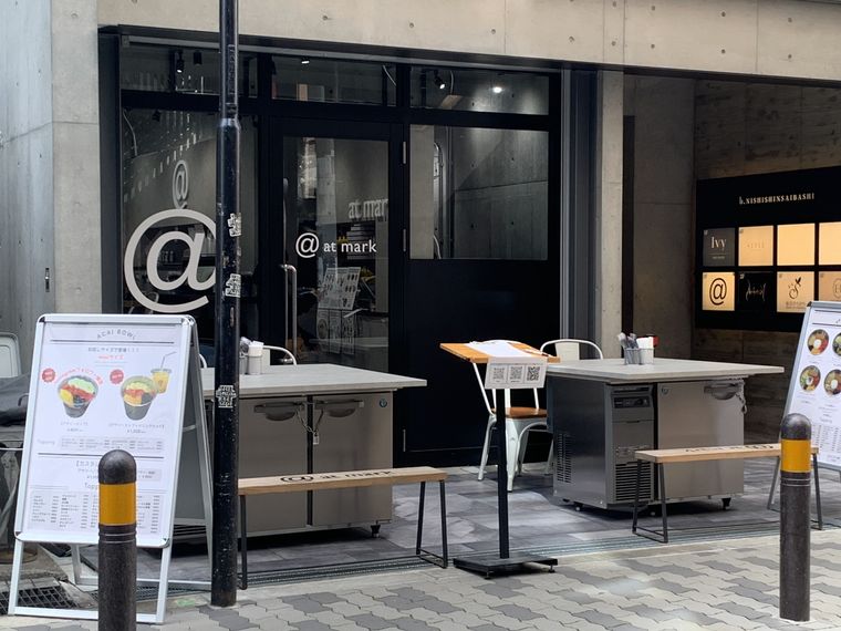 ガラス張りでおしゃれなアサイーボウル専門店atmark 心斎橋本店外観