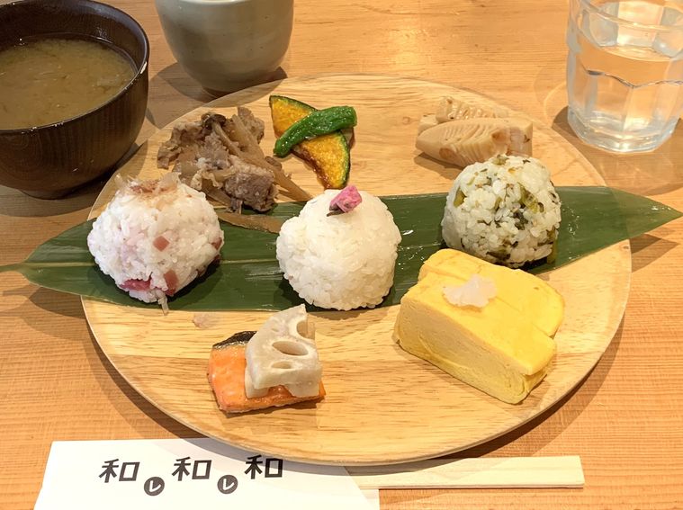 丸いプレートにのった和レ和レ和の朝のおにぎり定食