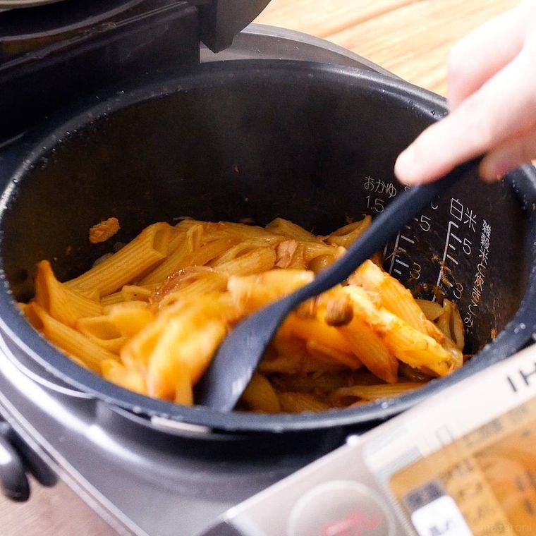 炊飯器でパスタを調理している様子