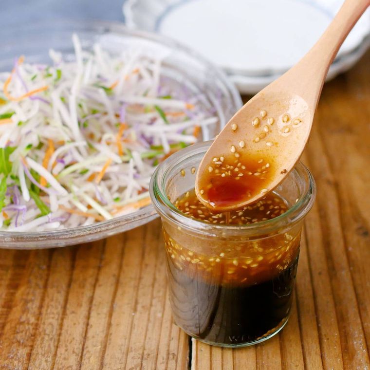 保存容器に入った和風ドレッシング