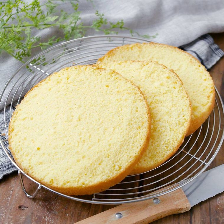 ケーキクーラーに置かれた米粉のスポンジケーキ