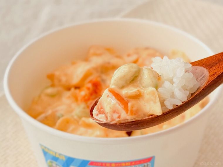 「サーモンポキ丼 スパイシーマヨネーズ」をスプーンですくっている様子