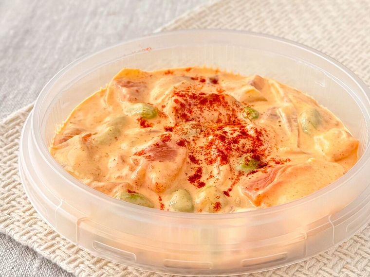 容器に入った「サーモンポキ丼 スパイシーマヨネーズ」の具材