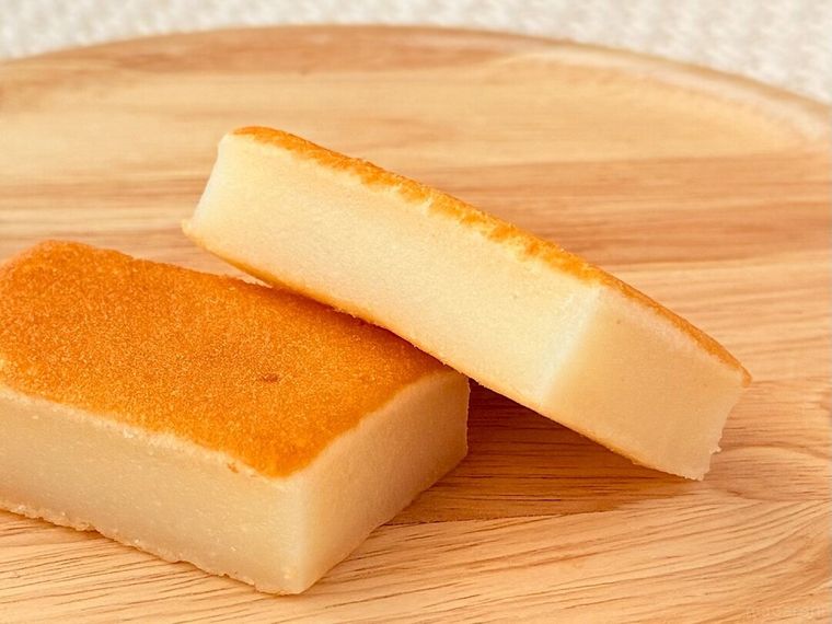 半分にカットした「ココナッツバター餅」が置かれている様子