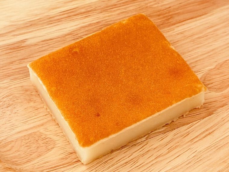 パッケージから取り出した「ココナッツバター餅」