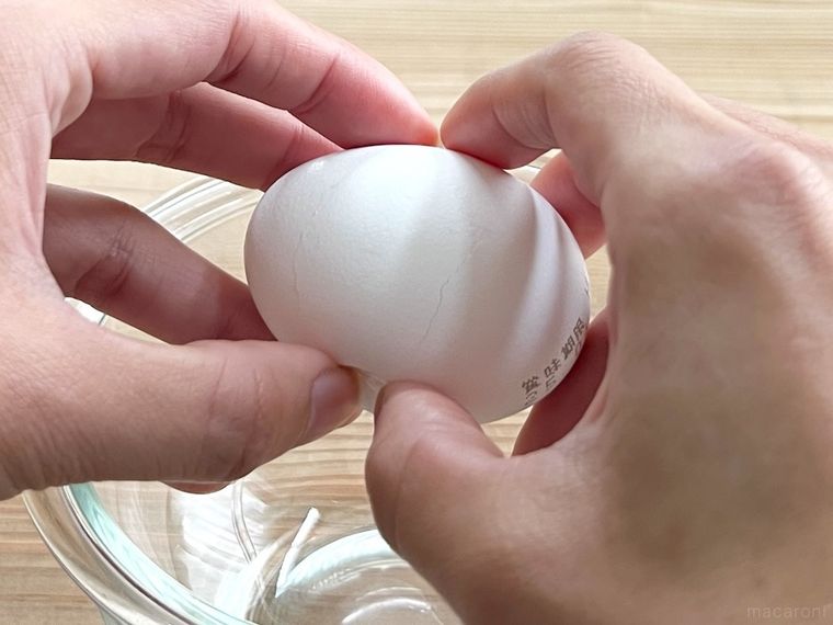 卵を割ろうとしている様子