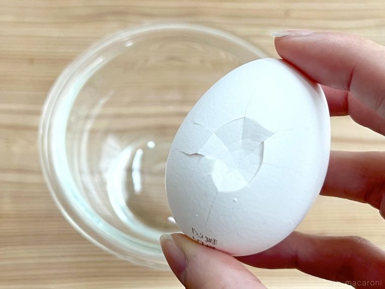 ヒビが入った卵を手で持っている様子
