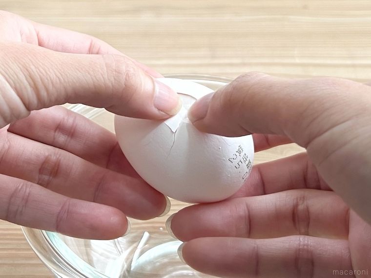 卵を割ろうとしている様子