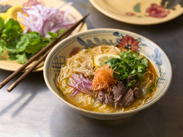 成城石井自家製 400kcal以下 ピリ辛スープのブンボーフエ（ベトナム風牛肉麺）