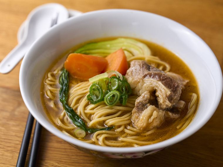 成城石井自家製 ホロホロ煮込んだ香港風牛肉麺