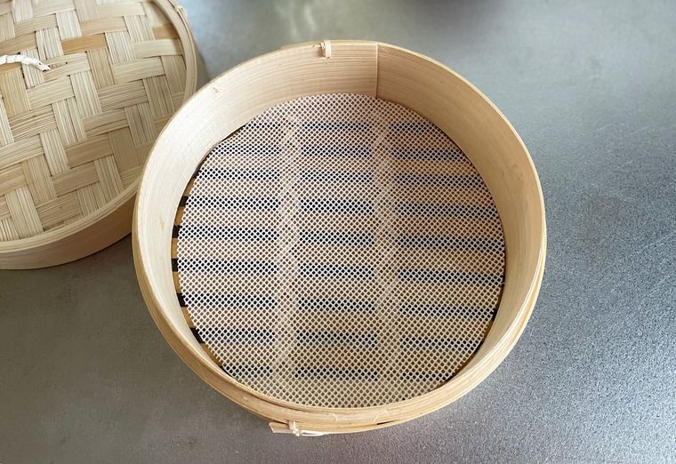3COINSのせいろに蒸しシートを敷いたところ