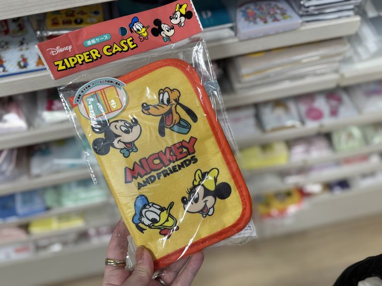 セリアのディズニー柄の通帳ケース
