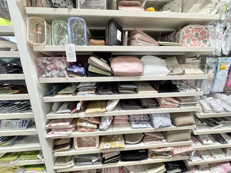 ポーチが置かれているセリアの店内