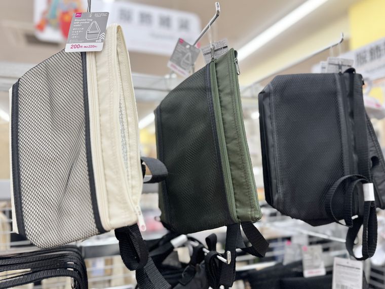 ダイソー店頭に並ぶミニバッグ