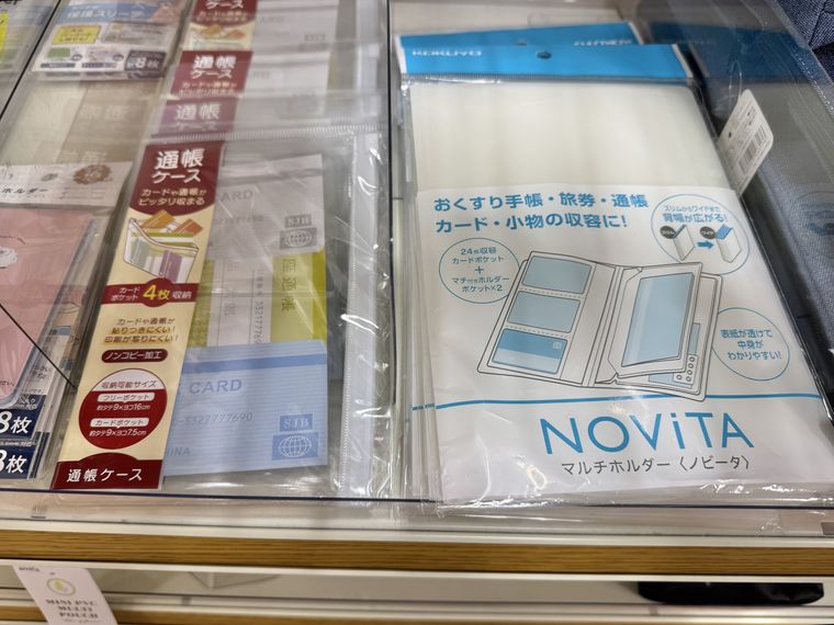 マルチホルダーや通帳ケースが並ぶキャンドゥの店頭