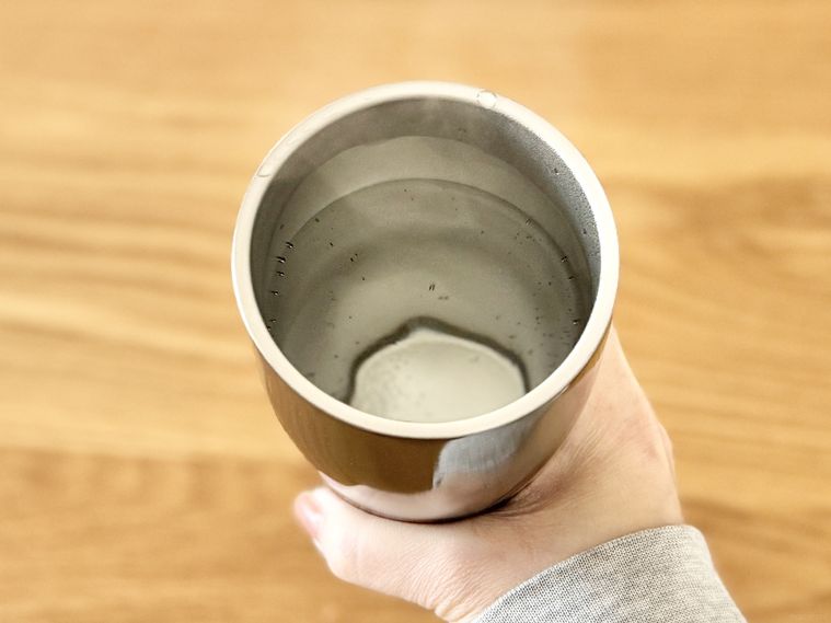 熱湯を入れた真空2重ステンレスタンブラー