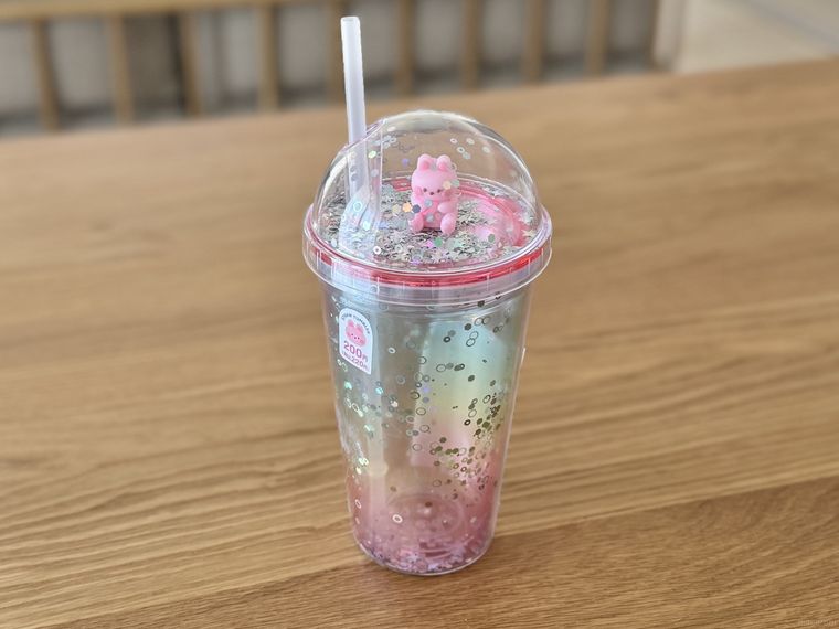 テーブルに置かれているダイソーストロー付タンブラー520ml
