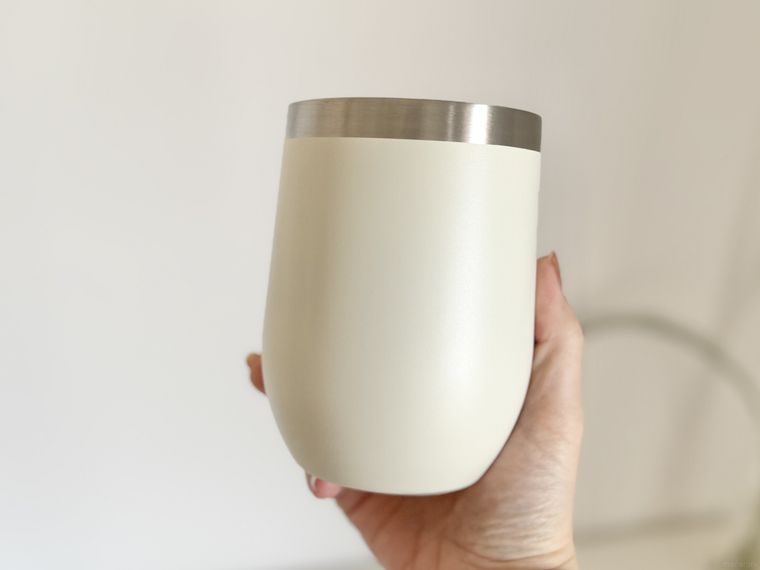 真空2重ステンレスタンブラーアイボリー、370mlを手で持っている様子