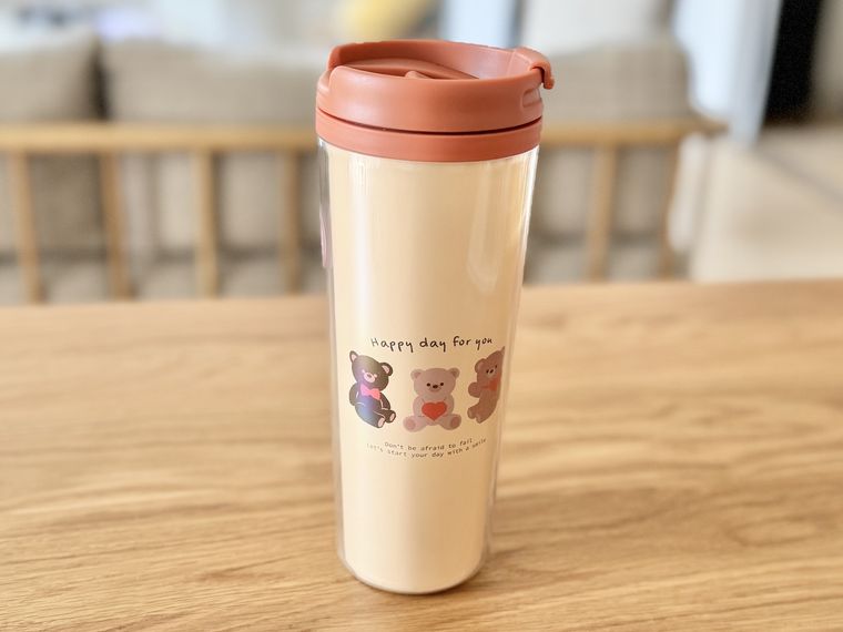 テーブルに置かれているダイソー「 タンブラー（クマ、450mL）」
