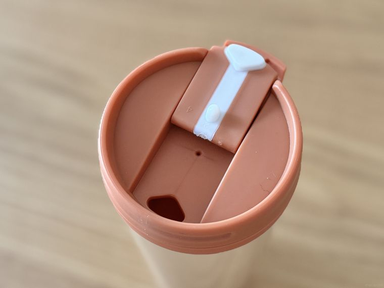 ダイソー「 タンブラー（クマ、450mL）」のフタ部分