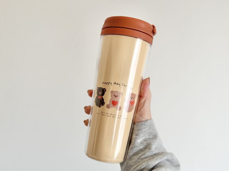 ダイソー「 タンブラー（クマ、450mL）」を手で持っている様子