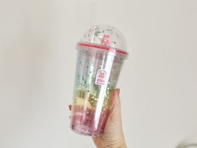 ダイソー「ストロー付タンブラー（520ml）」を手で持っている様子