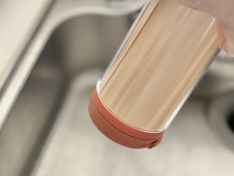 ダイソー「 タンブラー（クマ、450mL）」を逆さまにして振っている様子