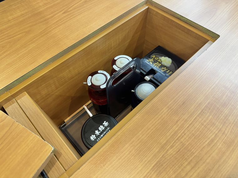 箸や醤油が入っているくら寿司のテーブル