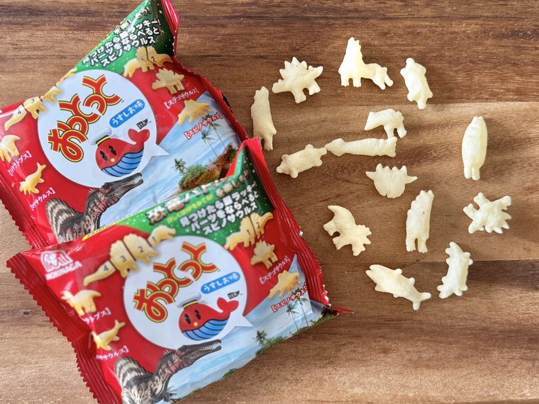 おっとっと恐竜パッケージ2つと中身