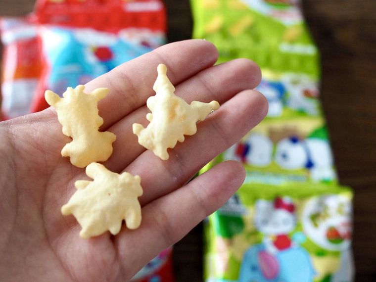 サンリオキャラクター型のおっとっとを手に並べた様子