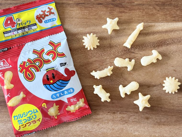 おっとっとの通常パッケージと中身を並べた様子