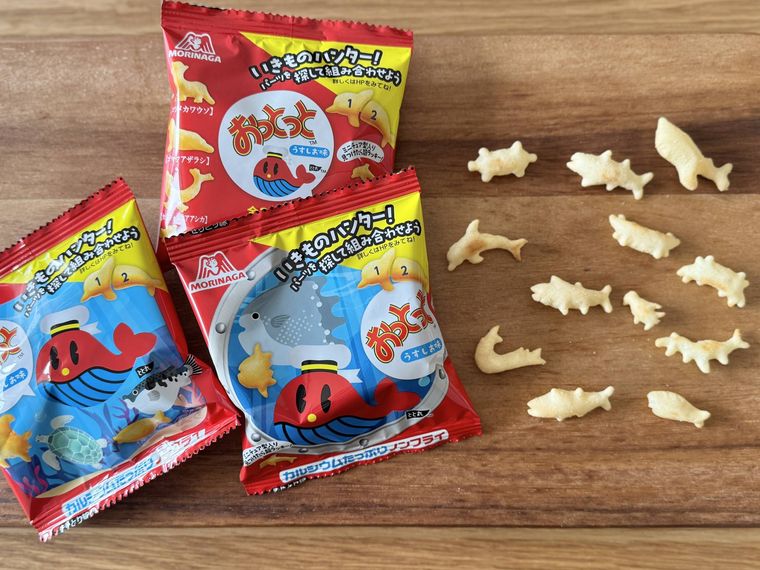 皿に並ぶおっとっとのお菓子とパッケージ