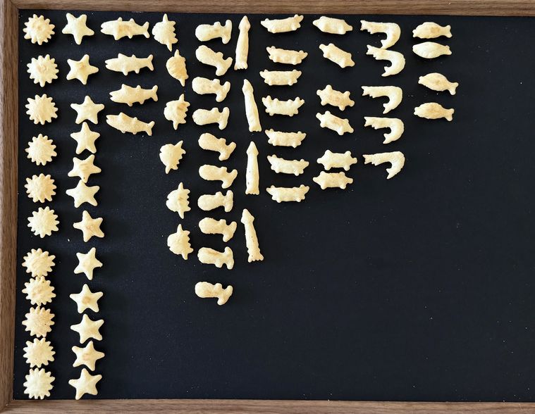 おっとっと通常版の小袋4つの中身を並べた様子