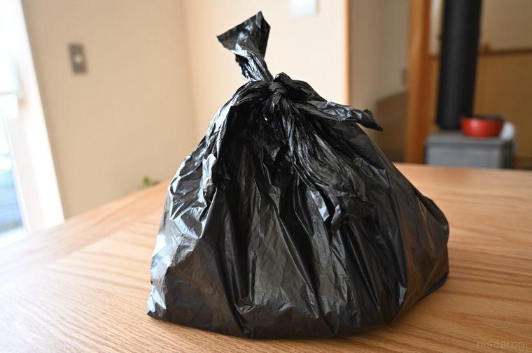 持ち手を結んだ黒い袋